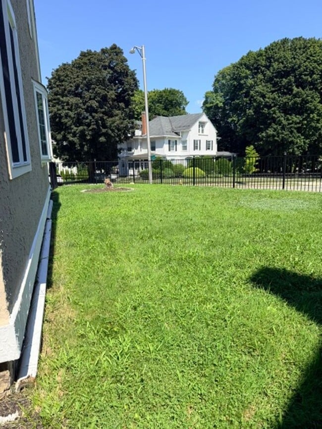 Photo - 860 Pleasant St