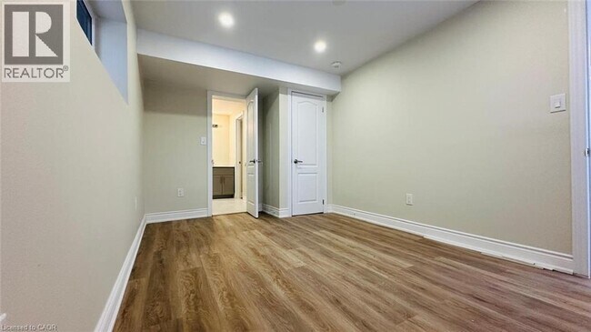 Photo - 290 Woodbine Ave