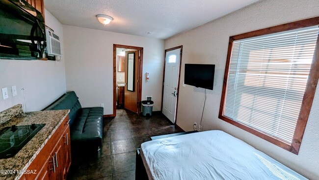 121 E Roger Rd