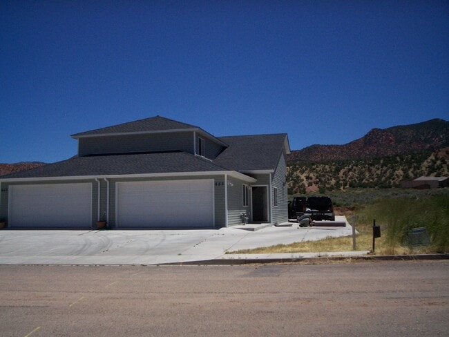 Building Photo - 7 bedroom, 3 bathroom twin home