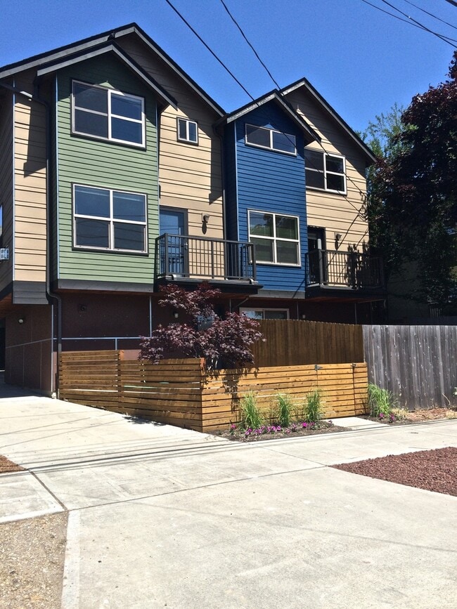 Building Photo - OPEN HOUSE Sunday-Spacious BALLARD TOWNHOUSE!