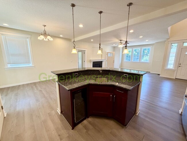 Photo - Gorgeous House in Upscale Neighborhood in Tigard, 5 Bedrooms plus Den/Office, 3.5 Bathrooms, Larg...
