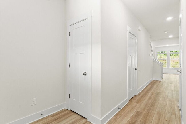 Building Photo - Charming 3-Bed Townhouse with Granite Touc...
