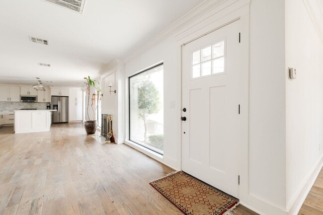 Photo - Beautiful Home in Nichols Hills + 3 bedrooms