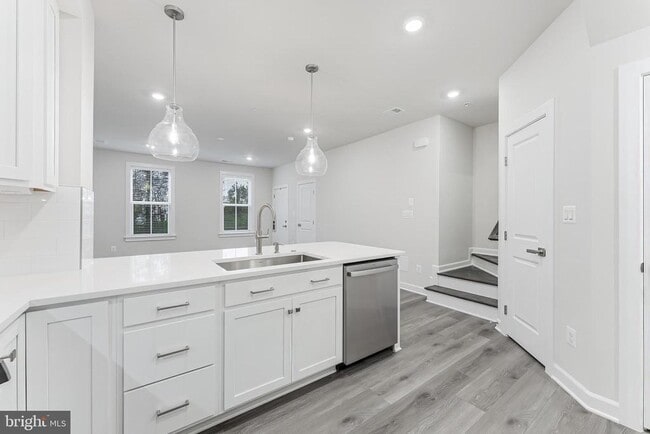 Photo - 21815 Express Ter