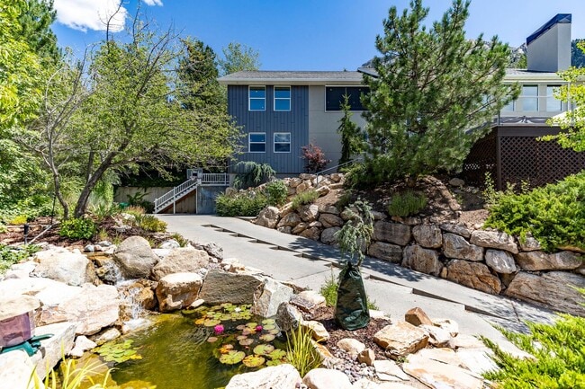 Building Photo - Stunning 5-Bedroom Modern Home with Panora...
