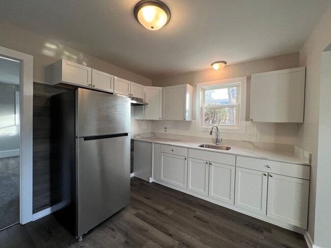 Photo - Recently Renovated 1-bed, 1-bath Apartment with Garage Unidad A1348-02