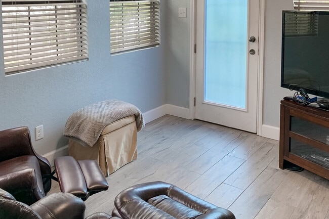 Building Photo - 1219 N 16th St Unit ID1385617P