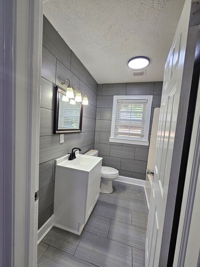 Photo - 1310 Grove St N