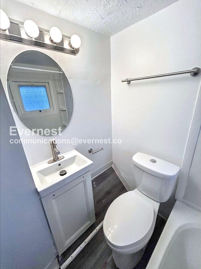 Photo - 1079 E 68th St Unidad 2