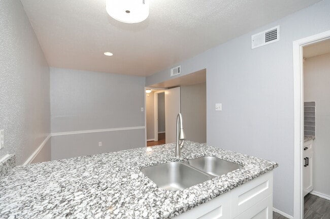 Building Photo - 2100 Wilcrest Dr Unit 127