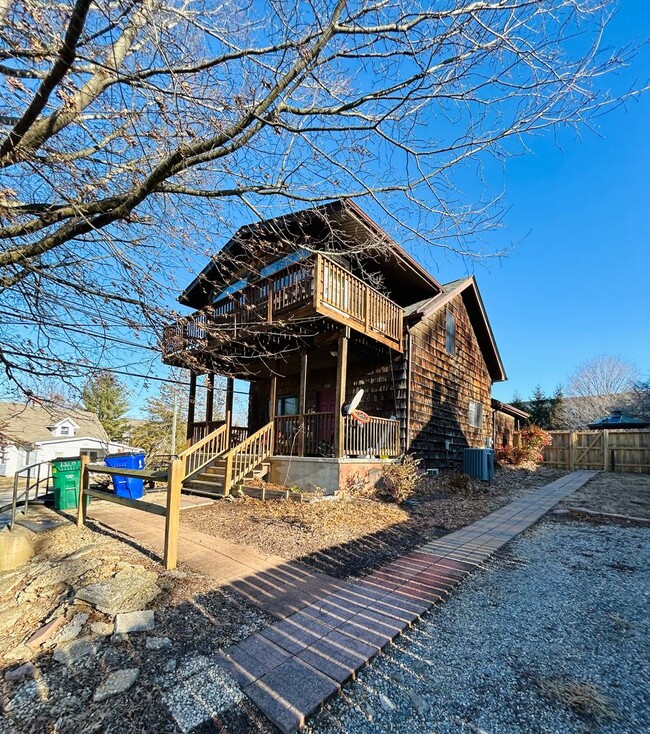 Beautiful Bungalow Home Located in Blacksburg - Beautiful Bungalow Home Located in Blacksburg