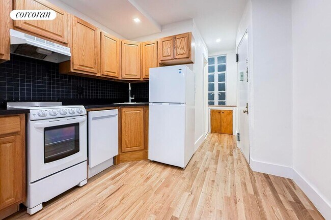 Photo - 344 W 17th St