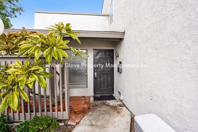 Building Photo - Charming Remodeled 3-Bedroom Townhome on Cul-de-Sac Near Greenbelt & Pool