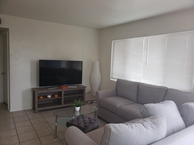Photo - 1433 E Elm St