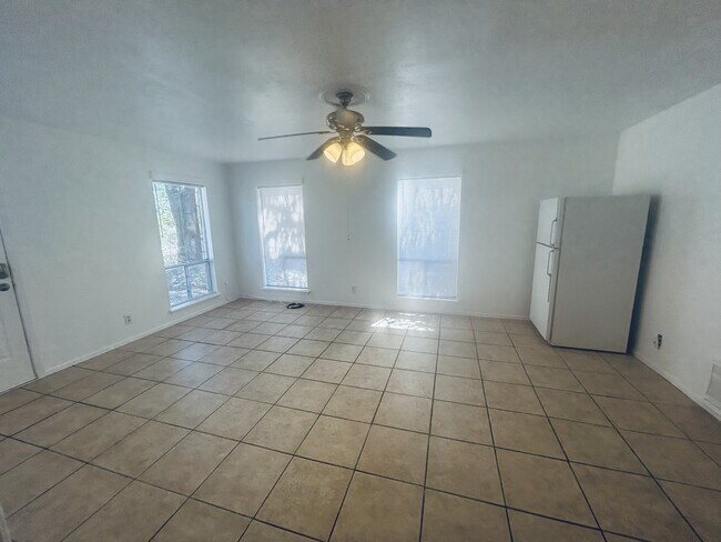 Photo - 1008 Clayton Nolen Dr