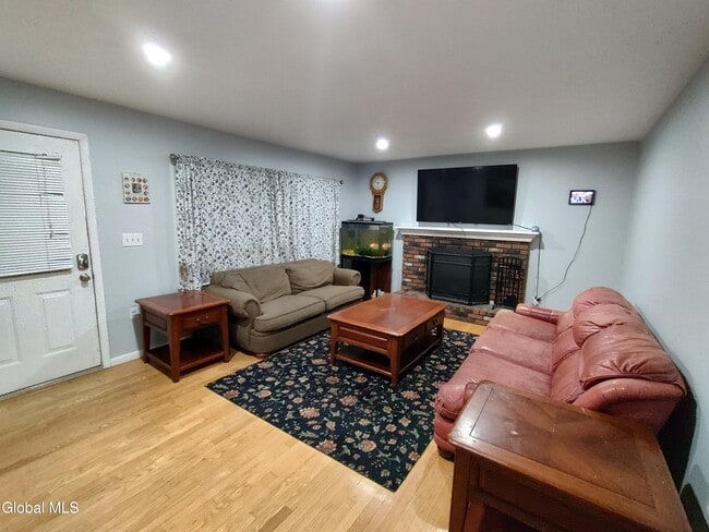 4 Limerick Ln