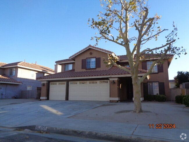 Building Photo - Large 2 Story Home Offering 2365 sq. ft. a...