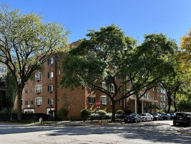 Building Photo - 3825 N Pine Grove Ave