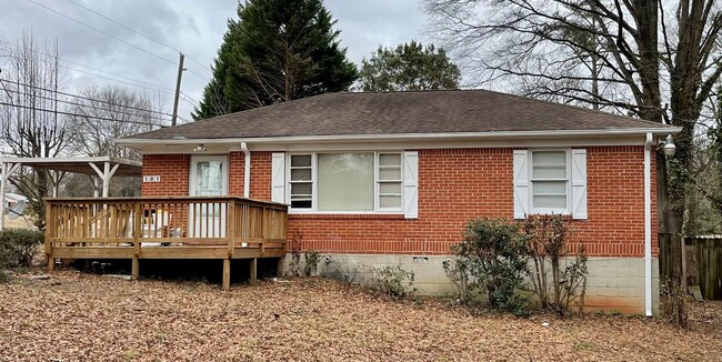 Updated 2 Bed/1 Bath Brick Ranch - Updated 2 Bed/1 Bath Brick Ranch Casa