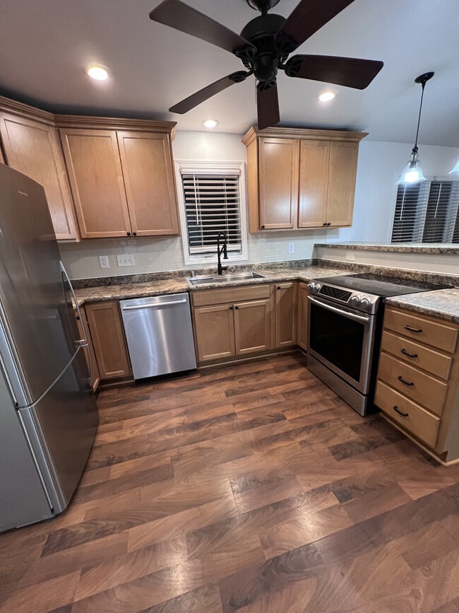 Photo - 211 E Susan Dr