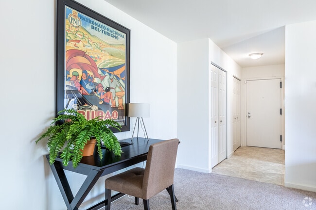 2BR, 2BA - 1,055SF