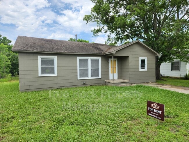 Building Photo - 1021 Hillside Dr