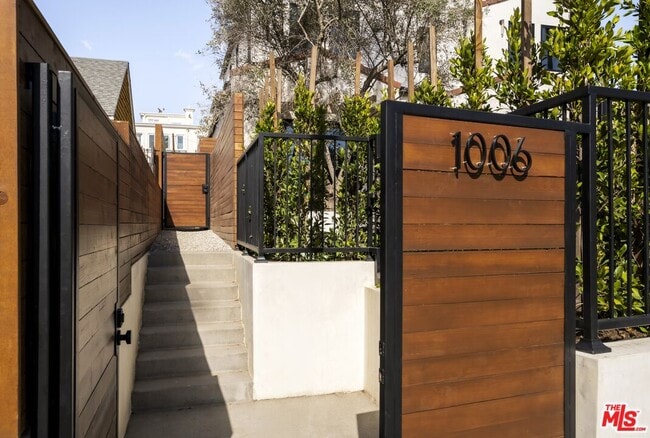 Photo - 1006 S Bundy Dr House