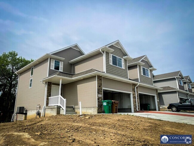 Building Photo - Luxurious Townhome with Stunning Design, E...