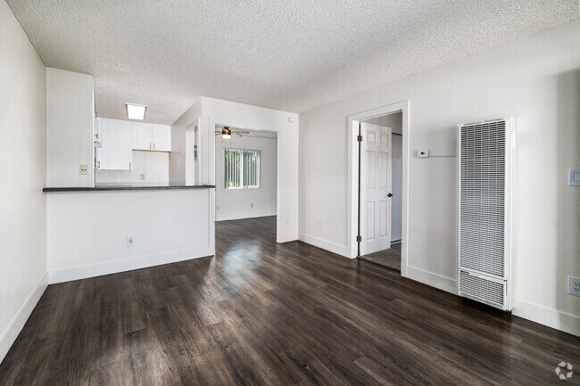 1BR, 1BA, Den - 630SF - living Room