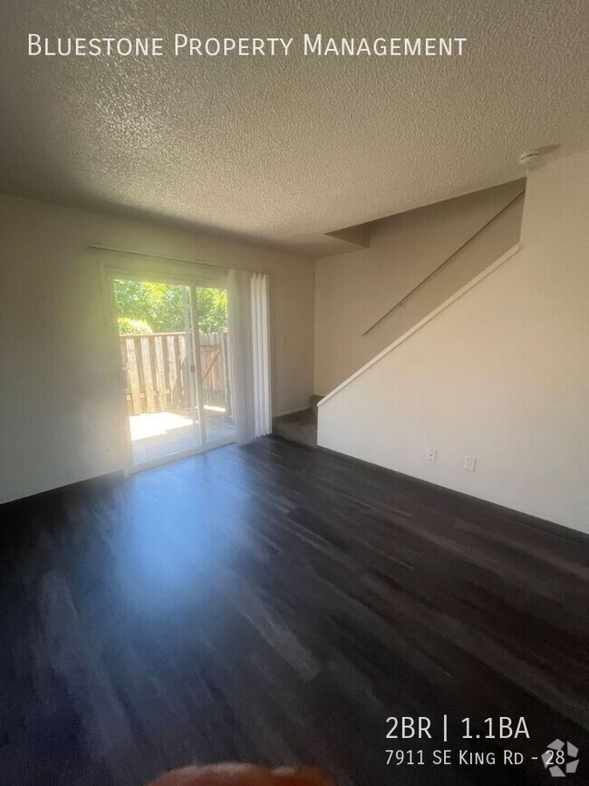 Building Photo - Two bedroom 1.5 bath Townhome in Milwaukie... Unit 28