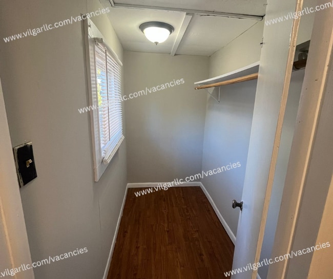 Photo - 133-135 N Lindberg St