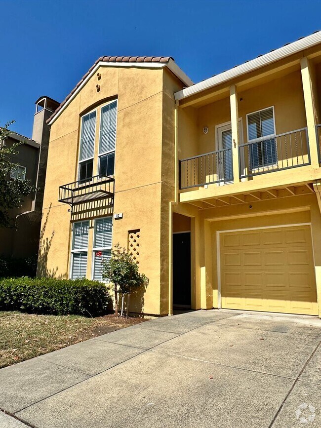 Building Photo - Hamilton 3+bd/2.5bth Townhome w/Den