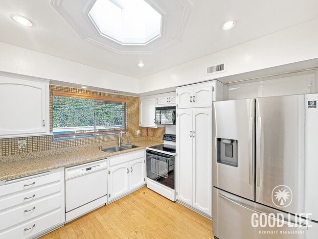 Photo - Spacious 2B/2BA condo available in San Carlos!