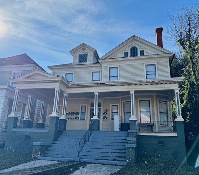 Building Photo - 946 Magnolia St Unit Apartment 6