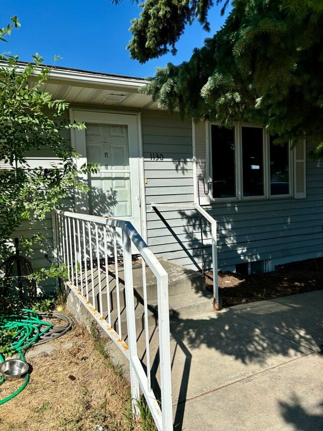 Building Photo - Pet friendly 3 bed, 2 bath Duplex - next to park, quiet neighborhood!