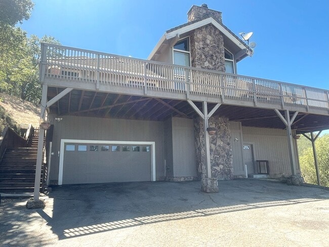 Building Photo - $5495 - Large Gorgeous 3/2 Tri-Level Home ...