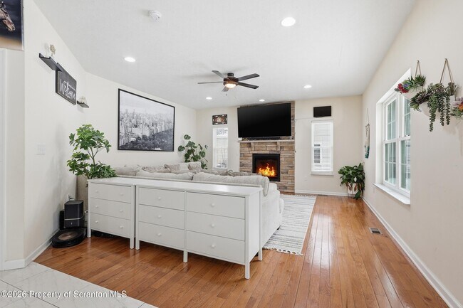 Photo - 124 Falcon Ln