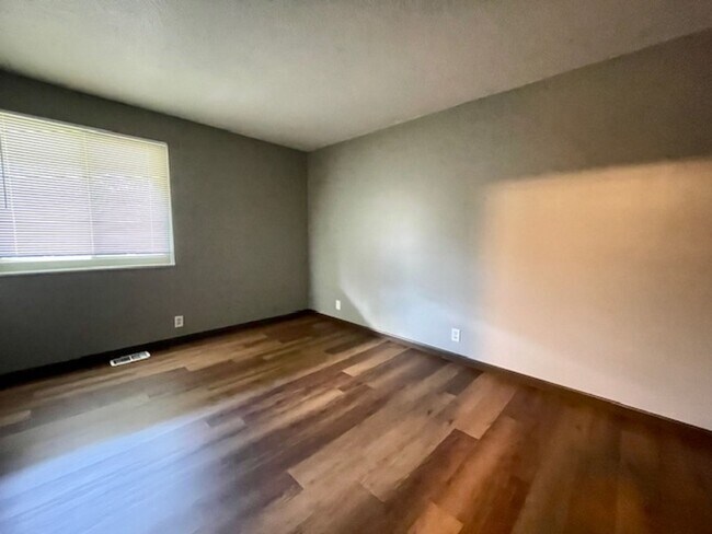 Photo - GREAT 2 Bedroom Available! Unit 1016 1/2