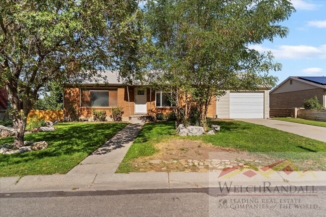 Building Photo - Your Modern, Spacious Retreat Close to Dow... Rental