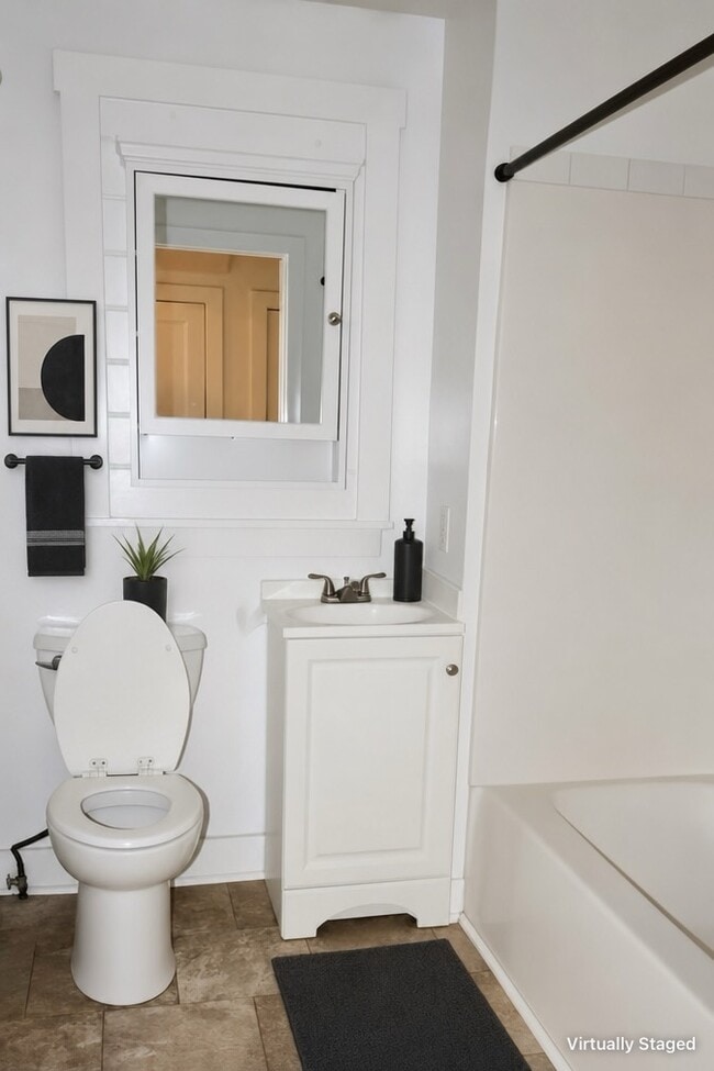 Baño decorado virtualmente - 85 Court St Unidad A