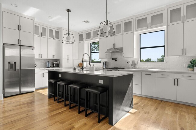 Photo - 512 Avenue L