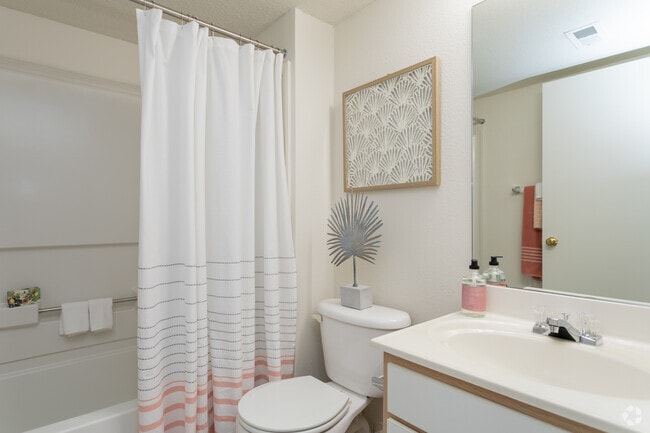 2BR, 2BA - 862SF