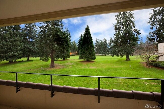 Vista desde la terraza cubierta - 16929 Inglewood Rd NE Unidad C202