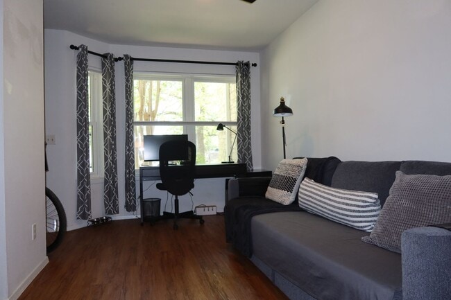 Building Photo - Hyde Park Country Condo - Furnished - 1BD/1BA - Covered Parking -Close to Everything Unit Hyde Park Condo
