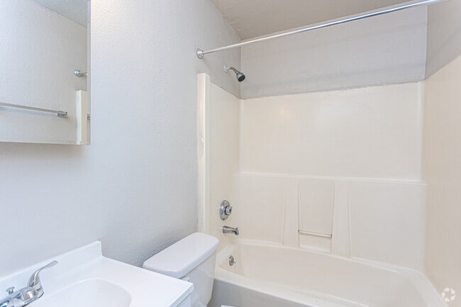 2BR, 1BA - 730SF
