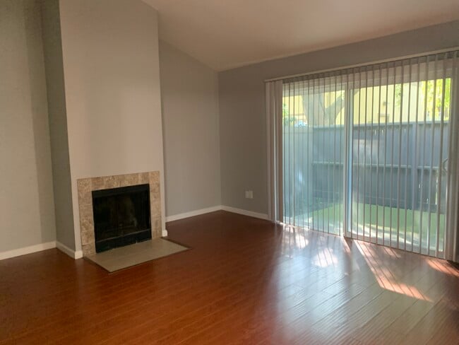 Building Photo - 6260 Havenside Dr Unit 1