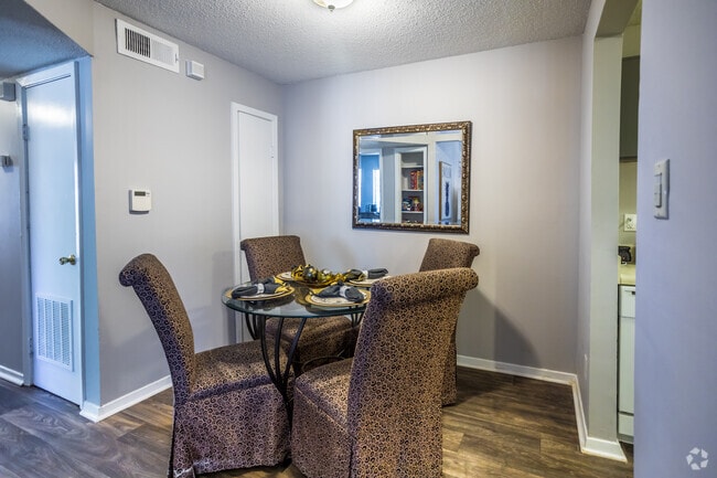 2 BR, 1.5 BA - 950SF