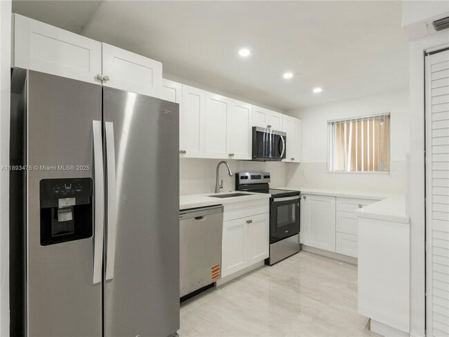 Building Photo - 3195 Foxcroft Rd Unit F211