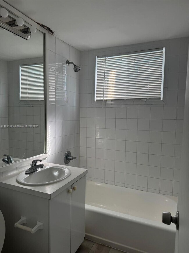 Photo - 660 NE 88th Terrace Unidad 2